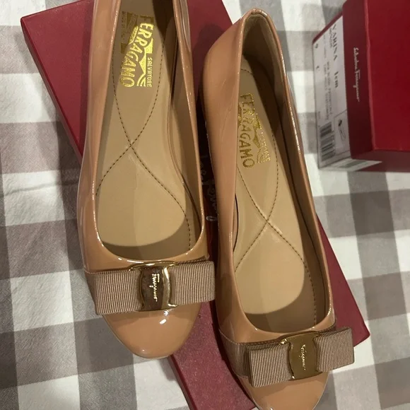 Salvatore Ferragamo beige shoes - Picture 2 of 2